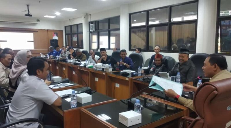 DPRD Karawang Komisi lll Gelar Rapat Dengar Pendapat ( RDP) Terkait Jalan Cikalong -Cilamaya.