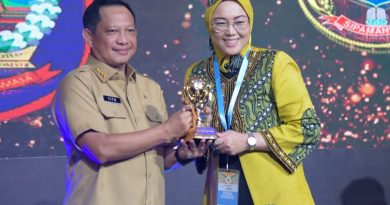 Bupati Purwakarta Terima Penghargaan UHC Award.