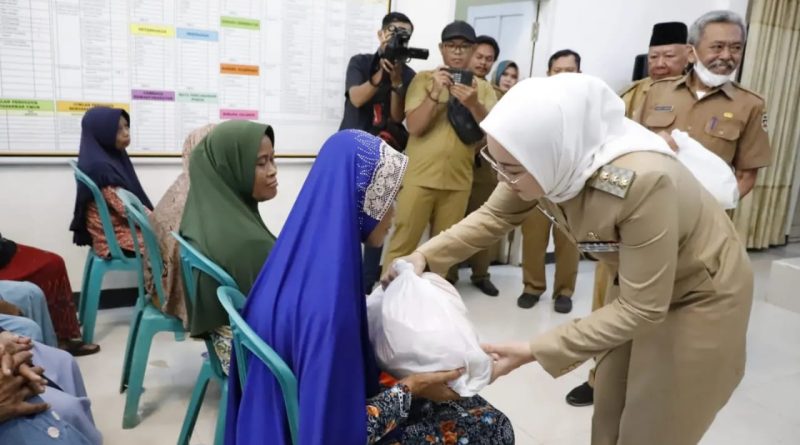 Pemkab Purwakarta Berikan Kompensasi Warga Margasari Terkait di Lintasi Armada Sampah.