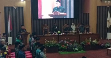 Pada Sidang Paripurna DPRD Bupati Tanbu pimpin Doa dan Shalawat untuk kesembuhan Ketua DPRD Tanbu di Ruang Sidang