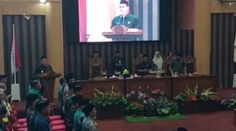 Pada Sidang Paripurna DPRD Bupati Tanbu pimpin Doa dan Shalawat untuk kesembuhan Ketua DPRD Tanbu di Ruang Sidang