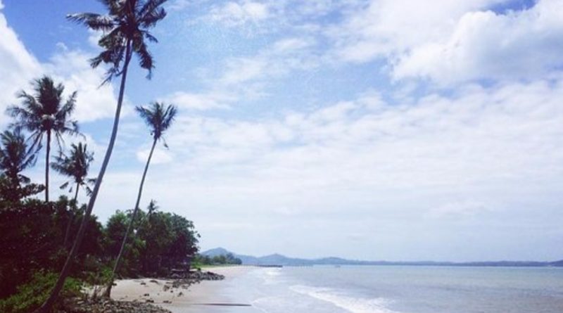 Anggota DPRD Tanbu Ikut Berenang Bersama Bupati di Pantai Pagatan