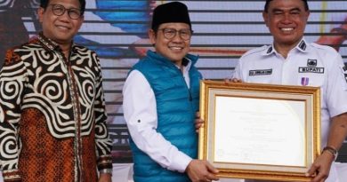 Bupati Tanah BumbuTerima Penghargaan Kemendes PDTT Atas Pengembangan Daerah Tertinggal dan Transmigrasi