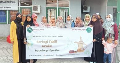 Para Santri Darul Azhar Kab Tanah Bumbu Berbagi Takjil Ramadhan Kepada Para Pengguna Jalan