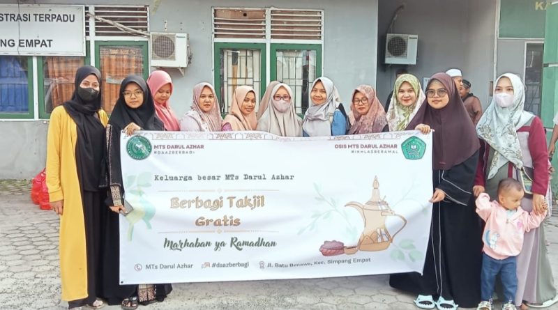 Para Santri Darul Azhar Kab Tanah Bumbu Berbagi Takjil Ramadhan Kepada Para Pengguna Jalan