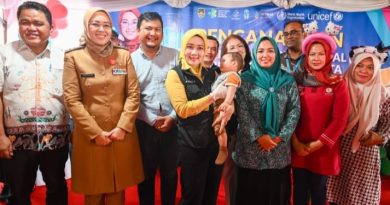 Dua Tokoh Perempuan Jabar Sukseskan pekan Imunisasi Nasional Polio.