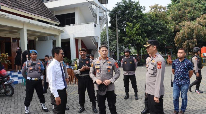 Kapolres Purwakarta Lakukan Pengamanan Pengecekan Langsung Perayaan Jumat Agung di Gereja.