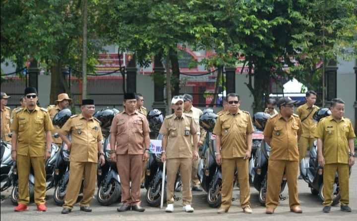 Bupati Anne Bantu Ratusan Motor untuk Aparat Pemdes.   