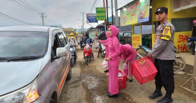 Bulan Suci Ramadhan:Polsek Bahodopi Polres Morowali Berbagi,200 DOS Takjil Dibagikan Masyarakat Morowali.