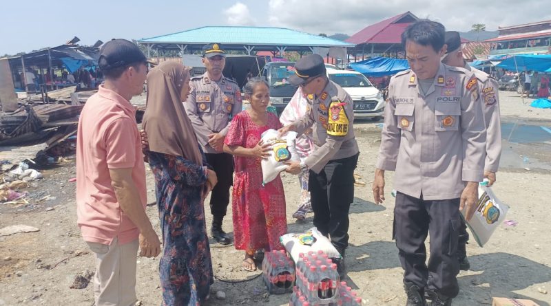 Kapolres Morowali Bantu Warga Bente Korban Kebakaran.