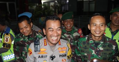 Sinergitas TNI – Polri, Hibur Pemudik Arus Balik di SPBU Tegalkarang dengan Tari Topeng dan Kuliner Khas Cirebon.