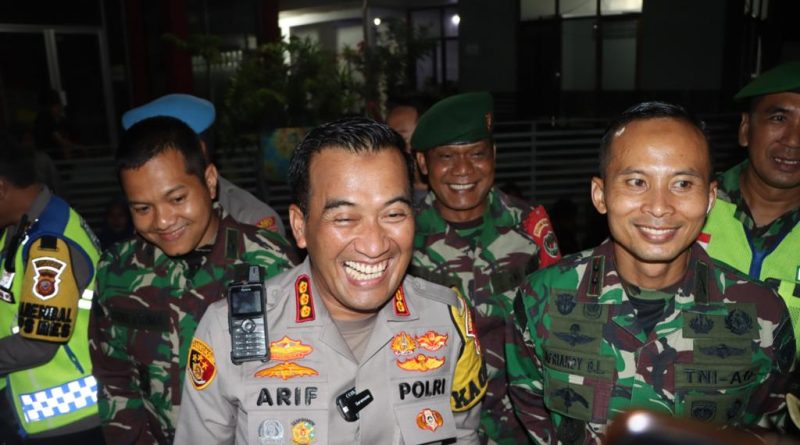 Sinergitas TNI – Polri, Hibur Pemudik Arus Balik di SPBU Tegalkarang dengan Tari Topeng dan Kuliner Khas Cirebon.