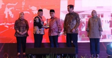 Mohammad Idris menerima Anugerah Digital Government Award – SPBE Summit Tahun 2023