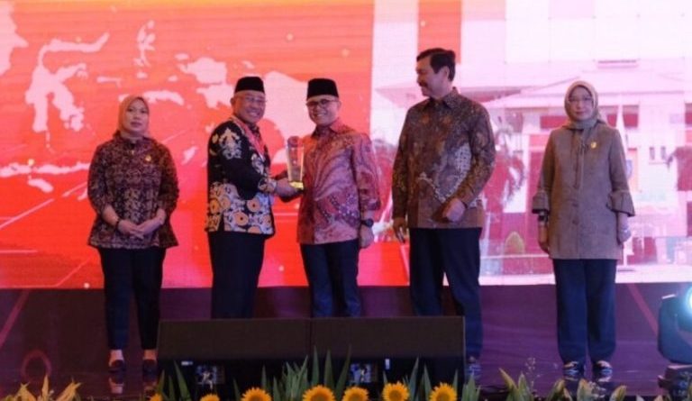 Mohammad Idris menerima Anugerah Digital Government Award – SPBE Summit Tahun 2023