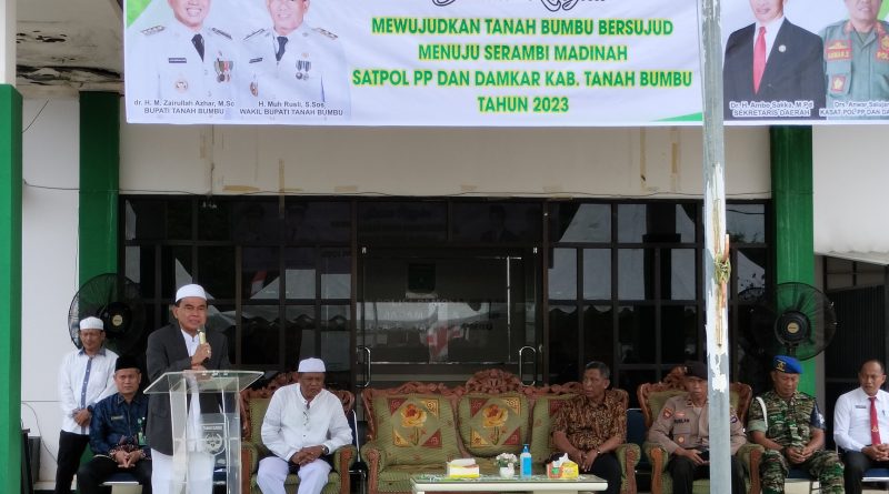 Bupati Tanbu Pimpin Pemusnahan Barang bukti Ribuan Miras Bermacam Merek Di Halaman Kantor Satpol PP Gunung Tinggi