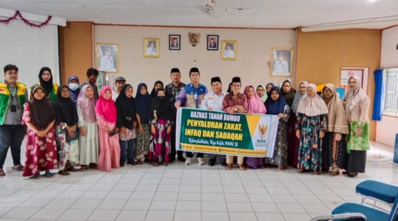 BAZNAS Kabupaten Tanbu Salurkan Zakat Ramadhan Berkah Kepada Warga di Kecamatan Simpang Empat