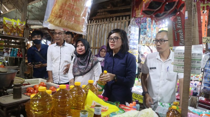 Sat Reskrim Polres Cirebon Kota Sidak Harga Serta Stok Bahan Pokok di Pasar Tradisional.