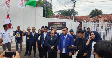 Ratusan Masa Lutfhi Bamala Gruduk Kantor KPU Purwakarta.