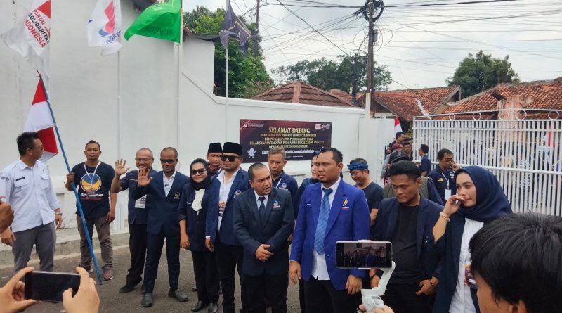 Ratusan Masa Lutfhi Bamala Gruduk Kantor KPU Purwakarta.