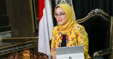 Anne Ratna Mustika Politis Purwakarta Perempuan Golkar Terpopuler.