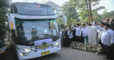 Bupati Purwakarta Kerahkan Mobil Dinas Lepas Ratusan Jemaah Haji