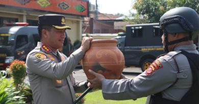 Sambut Hari Bhayangkara ke-77, Kapolresta Cirebon Lepas Pemberangkatan Tim Pengambilan Air Suci