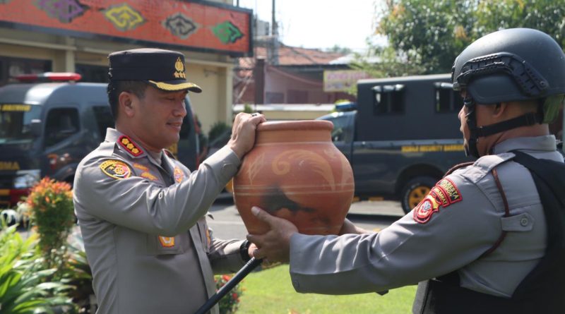 Sambut Hari Bhayangkara ke-77, Kapolresta Cirebon Lepas Pemberangkatan Tim Pengambilan Air Suci