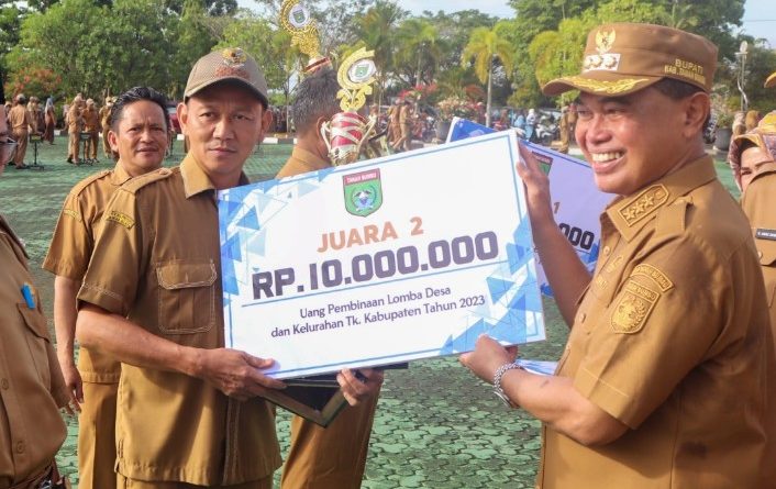 Bupati Zairullah Azhar Serahkan Hadiah Kepada Pemenang Lomba Desa dan Kelurahan