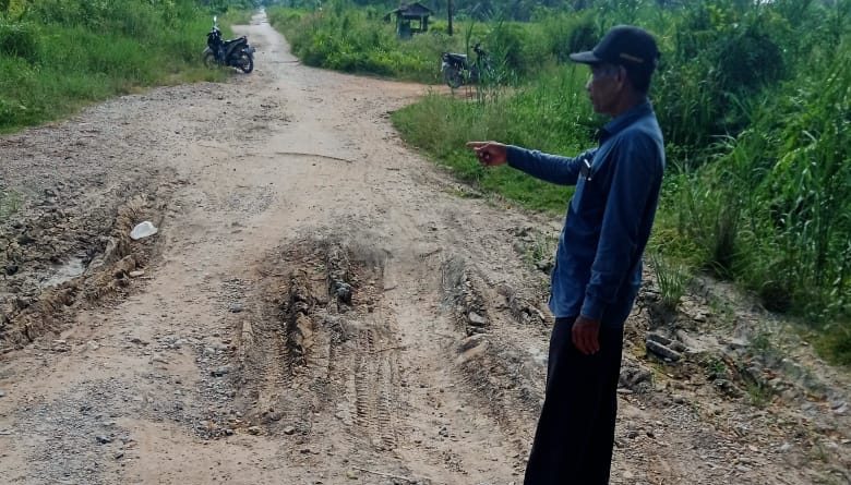 Masyarakat Teluk Piyai Mohon Perhatian dari Pemda Rohil, Terkait Jalan Utama di Tiga Dusun Yang Rusak.