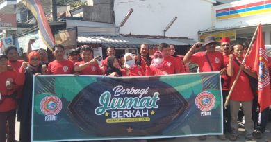 P2BMI Adakan Jumat Berkah dengan Berbagi 100 Nasi Kotak