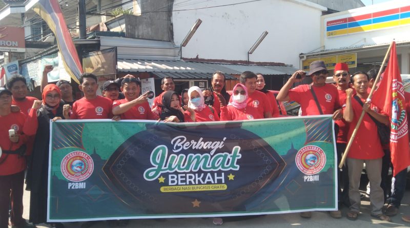 P2BMI Adakan Jumat Berkah dengan Berbagi 100 Nasi Kotak