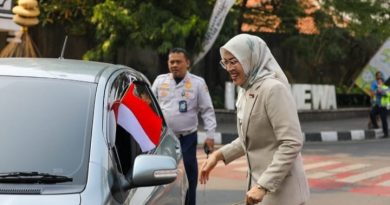 Bupati Purwakarta Momen Kemerdekaan Bagikan Bendera Merah Putih