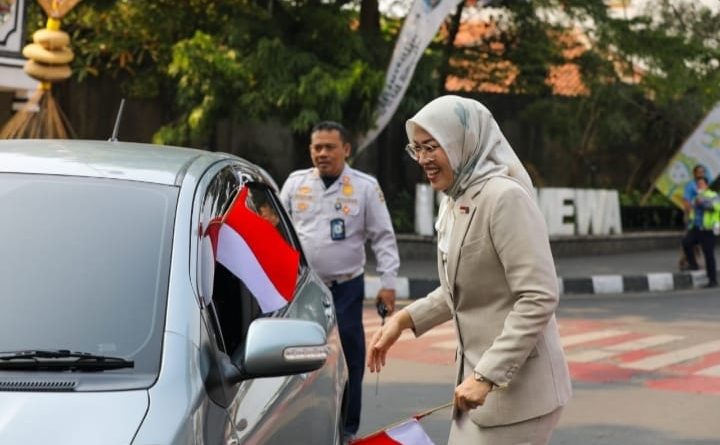 Bupati Purwakarta Momen Kemerdekaan Bagikan Bendera Merah Putih