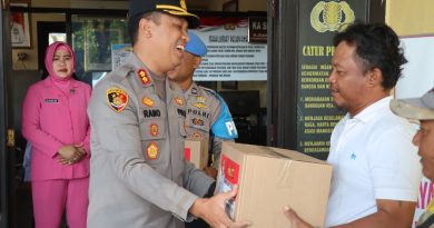 Kapolres Cirebon Kota dan Bhayangkari Bagikan Paket Sembako Kepada Nelayan