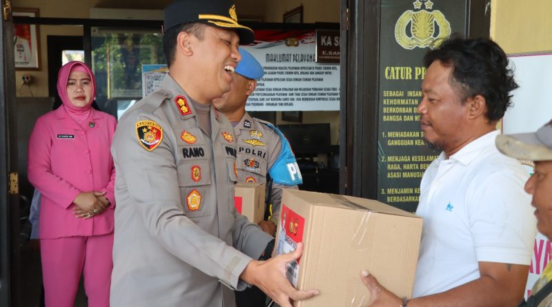 Kapolres Cirebon Kota dan Bhayangkari Bagikan Paket Sembako Kepada Nelayan