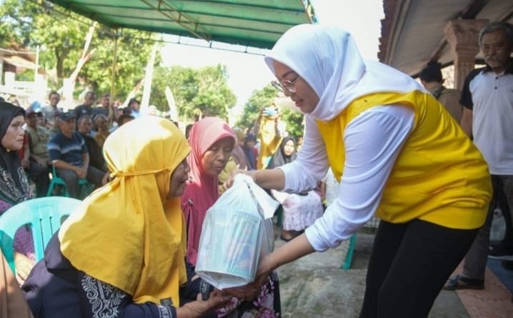 Pemkab Purwakarta Bagikan Ratusan Paket Sembako Ke Warga Margasari