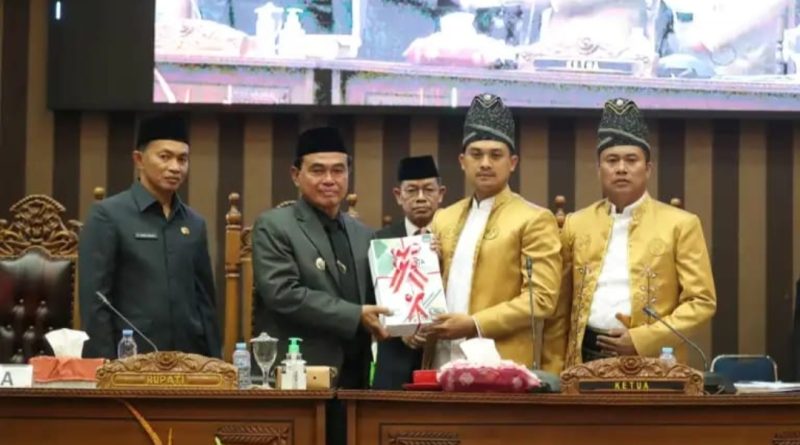 Rapat Paripurna DPRD Tanbu Membahas Penyampaian RAPBD Perubahan 2023