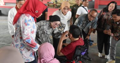 Serahkan Bantuan dari Kemensos RI, Pemkab Cirebon Berupaya Terus Tekan Angka Kemiskinan Ekstrem