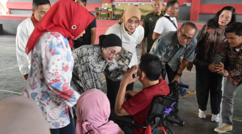 Serahkan Bantuan dari Kemensos RI, Pemkab Cirebon Berupaya Terus Tekan Angka Kemiskinan Ekstrem