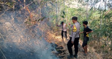 Polsek Dukupuntang Sigap Bantu Padamkan Karhutla di Desa Ujungberung Majalengka