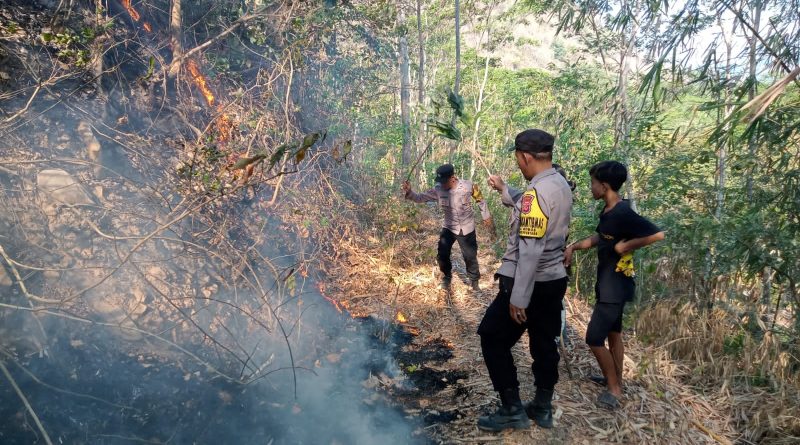 Polsek Dukupuntang Sigap Bantu Padamkan Karhutla di Desa Ujungberung Majalengka