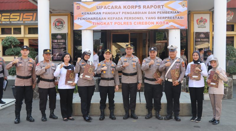 Kapolres Cirebon Kota Berikan Penghargaan Kepada Personel Yang Berprestasi