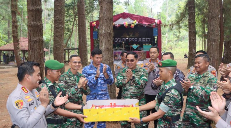 Kapolresta Cirebon Hadiri Upacara Peringatan HUT TNI ke-78 di Puncak Terasering Panyaweuyan