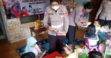 Dukung Budaya Literasi, Polsek Seltim bagikan buku , peduli pendidikan anak sejak dini 