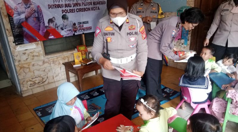 Dukung Budaya Literasi, Polsek Seltim bagikan buku , peduli pendidikan anak sejak dini 