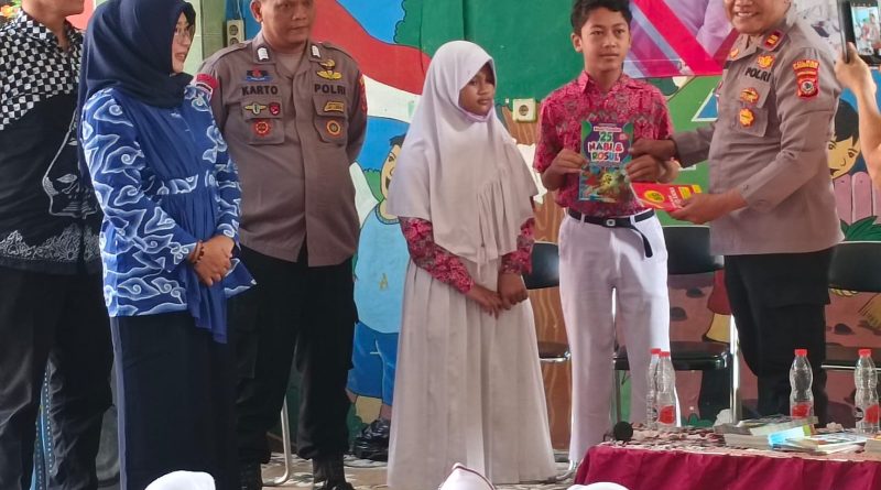 Turut Mencerdaskan Generasi Bangsa,Polsek Kesambi Bagikan Ratusan Buku Bacaan