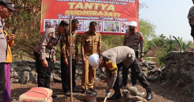 Kapolres Cirebon Kota Letakkan Batu Pertama Pembuatan Sumur Bor di Argasunya