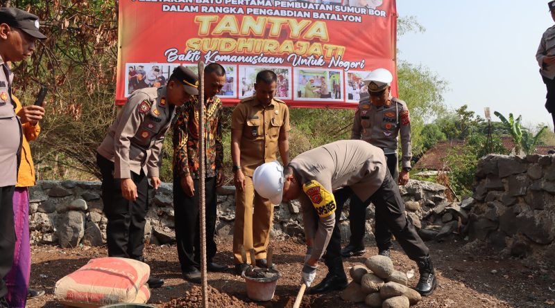 Kapolres Cirebon Kota Letakkan Batu Pertama Pembuatan Sumur Bor di Argasunya