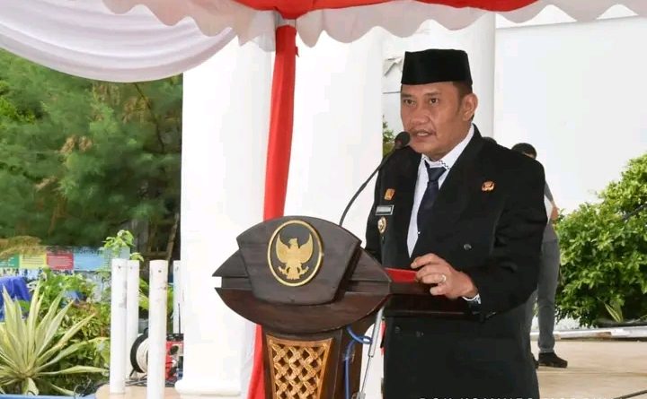 PJ Bupati Morowali Serahkan Bantuan Alat Pertanian Di Desa Lambelu