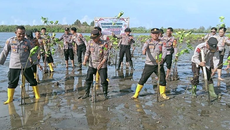 Rakorbin SDM Tahun 2023, Polres Takalar Tanam Ratusan Pohon Mangrove